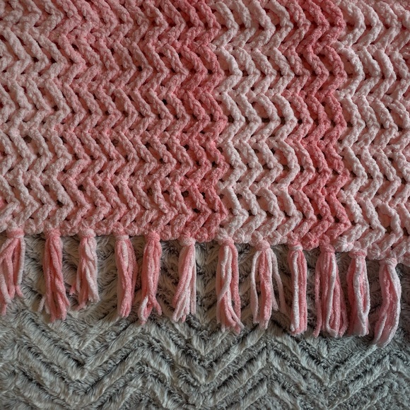 Handmade crochet baby blanket (pink ombré zigzag) - Picture 1 of 4